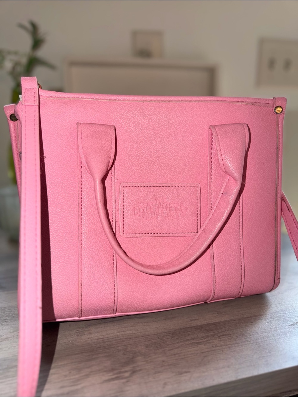 Marc Jacobs The Leather Small Tote Bag in Pink with White Logo - Picture 4 of 8
